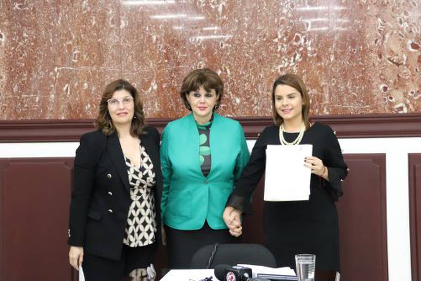 Un grupo de personas posando delante de una pared
Descripción generada automáticamente